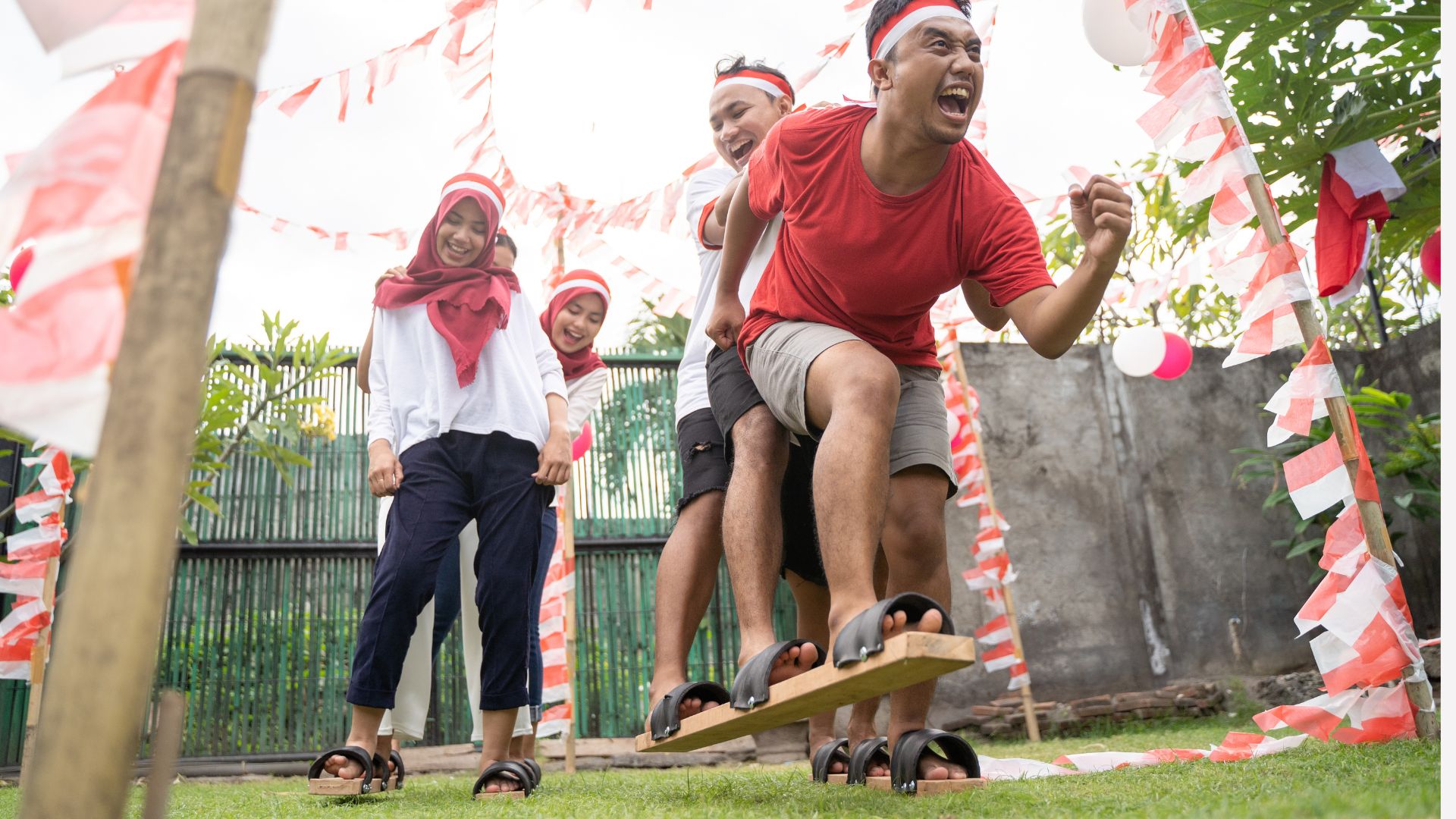 Ide-lomba-bakiak-hut-RI-melatih-kekompakan-team